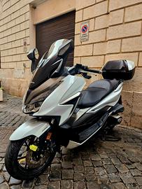 Honda Forza 350 deluxe