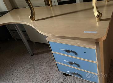 scrivania con cassettiera