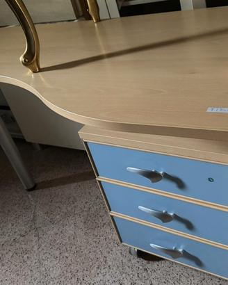 scrivania con cassettiera