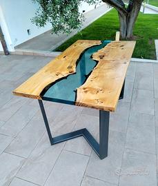 tavolo in legno e resina 