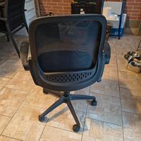 Sedia ufficio ergonomica con braccioli pieghevoli