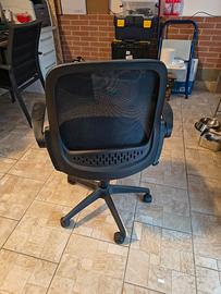 Sedia ufficio ergonomica con braccioli pieghevoli