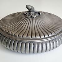 Scatola decorativa in peltro d’epoca Ø 21 cm