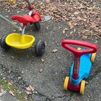 Giochi per bambini, bicicletta e monopattino