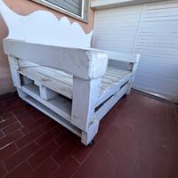 Divano da esterno costruito con bancali epal