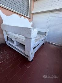 Divano da esterno costruito con bancali epal