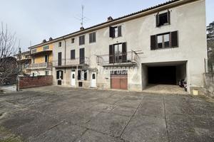CASA INDIPENDENTE CON CORTILE E BOX AUTO