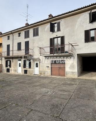 CASA INDIPENDENTE CON CORTILE E BOX AUTO