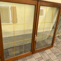 Finestra con vetrocamera ed inserti in ottone