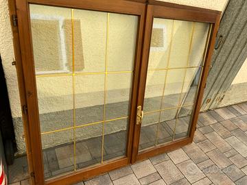 Finestra con vetrocamera ed inserti in ottone