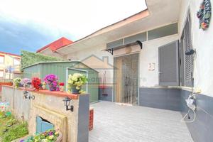 Villetta semi-indipendente via domiziana