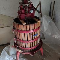 Torchio, pigiatrice e contenitore per uva/vino