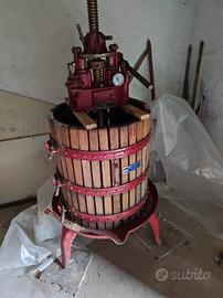 Torchio, pigiatrice e contenitore per uva/vino