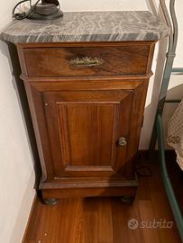 Coppia comodini in legno con piano in marmo