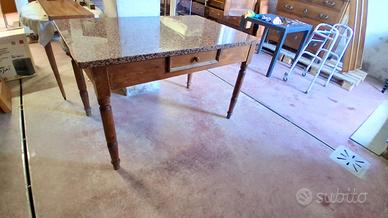 Tavolo Vintage in Legno con Piano in Granito Rosa