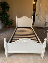 Letto singolo e doga in legno