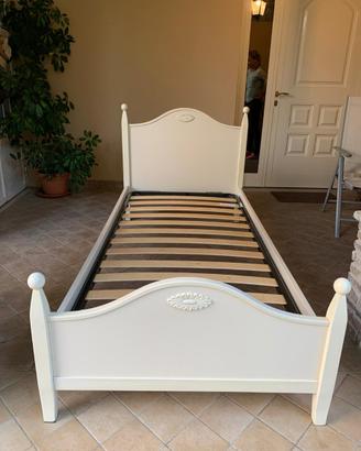 Letto singolo e doga in legno