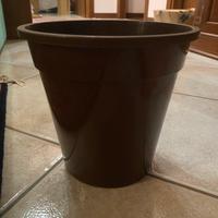 Vasi in plastica di varie misure e colori