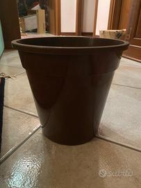 Vasi in plastica di varie misure e colori