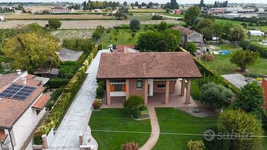 Villa di 440 m² con più di 5 locali e box auto a V
