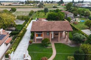 Villa di 440 m² con più di 5 locali e box auto a V