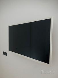 Televisore UPPLEVA con cornice bianca