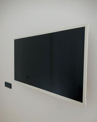 Televisore UPPLEVA con cornice bianca