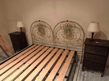 Letto in ferro battuto e rete in doghe di legno