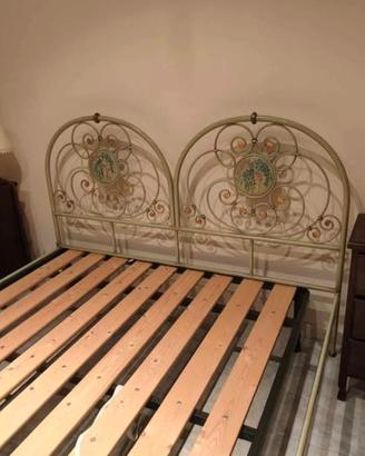Letto in ferro battuto e rete in doghe di legno