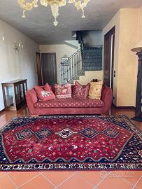 Zona relax divano, tappeto e lampada