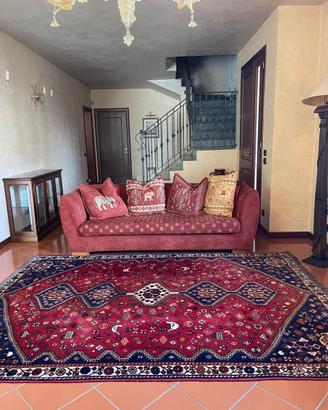 Zona relax divano, tappeto e lampada