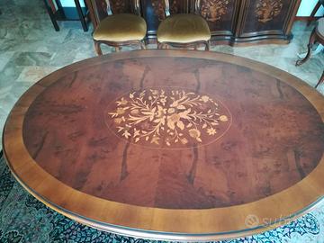 Tavolo soggiorno in legno lavorato con sedie