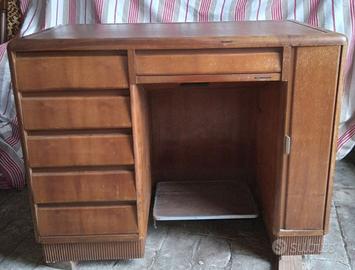 Macchina da cucire Necchi con mobiletto