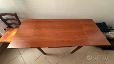 Tavolo color legno truciolato