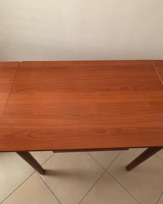 Tavolo color legno truciolato