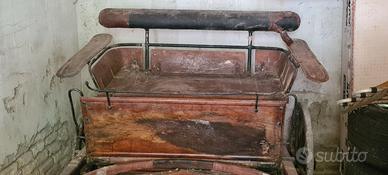 Calesse a 2 posti in legno antico