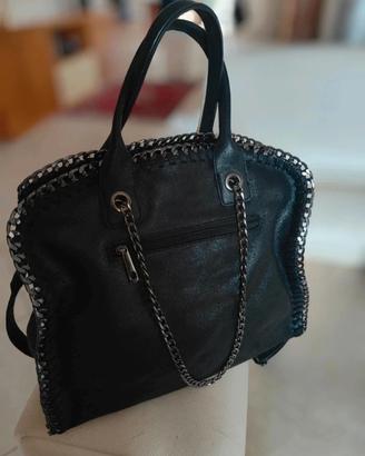 Borsa tote nera con catene pari al nuovo 