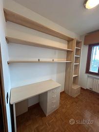 Scaffalatura con scrivania per cameretta 