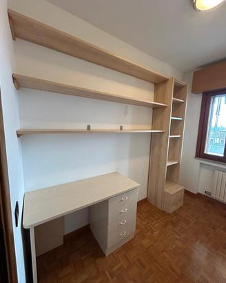 Scaffalatura con scrivania per cameretta 