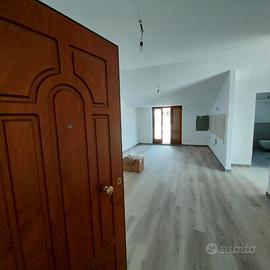 Abitazione ristrutturata con terrazza e boxs auto