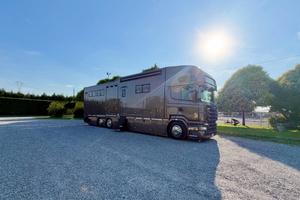 Scania R420 trasporto cavalli con popout