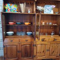 Credenza in legno con vetrina