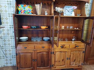 Credenza in legno con vetrina