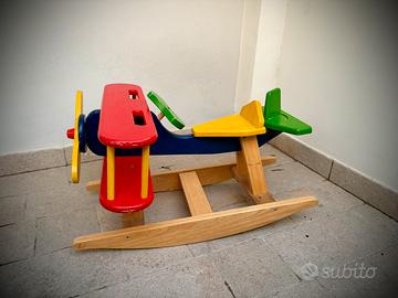 Aereo a dondolo in legno per bambini