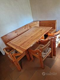 tavolo con cassapanca 