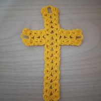 Vecchia croce realizzata a uncinetto colore giallo
