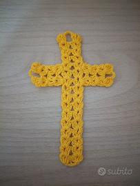 Vecchia croce realizzata a uncinetto colore giallo