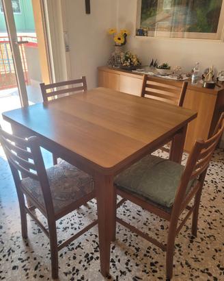 Tavolo e 4 sedie in legno