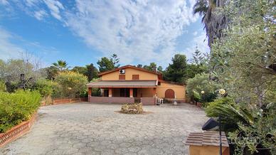 AMPIA Villa a soli 10 minuti dal centro e dal mare