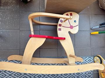 cavallo a dondolo di legno